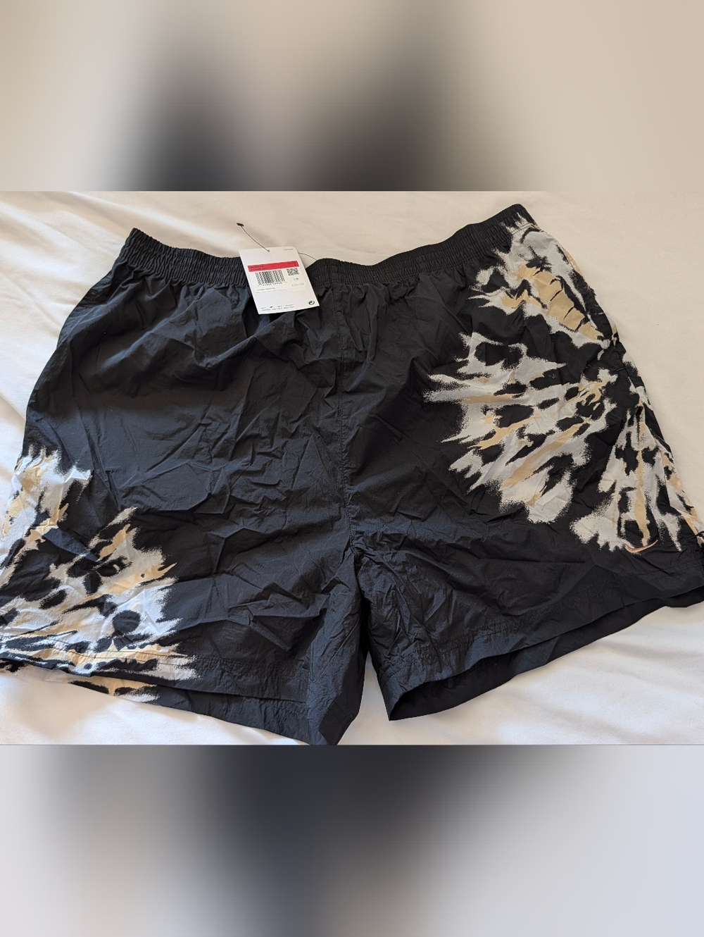 Nike Women's Black & White Sunburst Graphic Woven Shorts Size L NWT